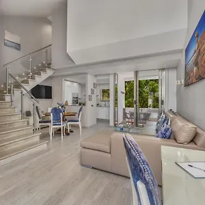 Renovated Penthouse Near Marina & Apartment